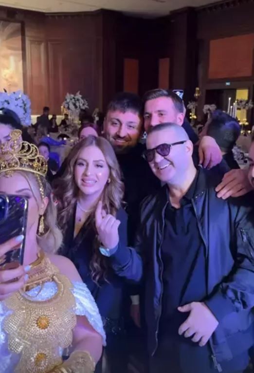 İbrahim Tatlıses, fenomen Aleyna Dalveren'in düğününde sahne aldı! Milyonluk takılar havada uçuştu, o görüntüler sosyal medyayı salladı - Resim: 5