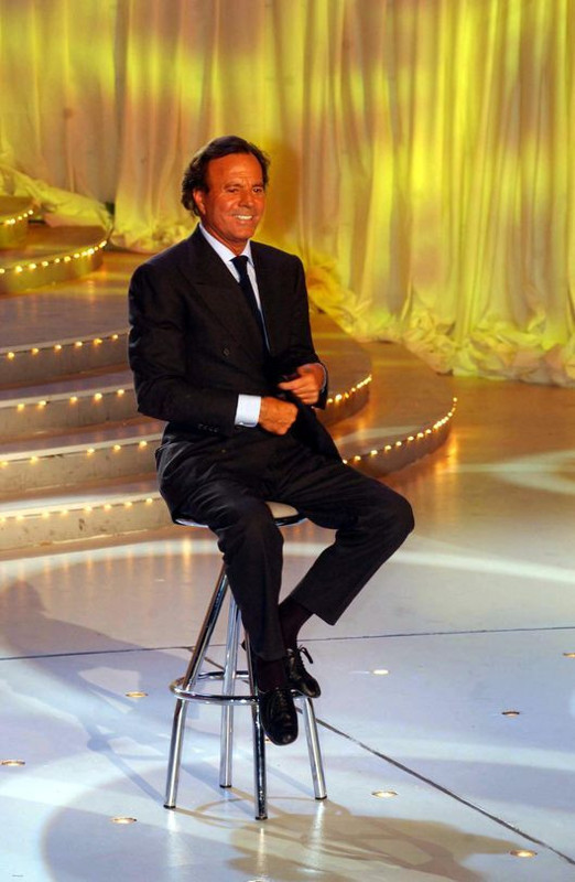 Müzik dünyasını sarsan iddia! Ünlü şarkıcı tacizle suçlandı - Resim: 3