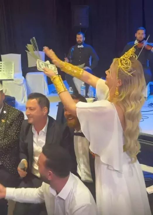 İbrahim Tatlıses, fenomen Aleyna Dalveren'in düğününde sahne aldı! Milyonluk takılar havada uçuştu, o görüntüler sosyal medyayı salladı - Resim: 6