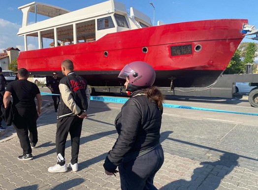 Fethiye'de feci ölüm! Traktörle taşınan tekneden düştü - Resim : 1