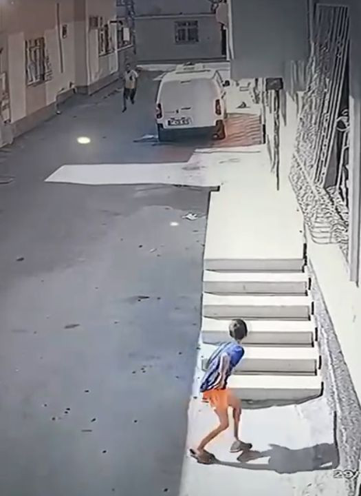 Adana'da kan donduran görüntüler! Çocuğu kovaladı, bileğinden tutup yere fırlattı! - Resim: 2