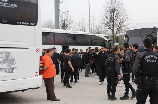 Sakarya'da ortalık savaş alanına döndü! Taraftarlar arasında döner bıçaklı, satırlı kavga! - Resim : 1