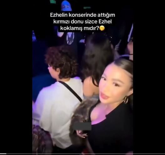 Rapçi Ezhel'in konserine giden genç kız, herkesin içinde kırmızı külodunu çıkarıp sahneye fırlattı. Ezhel'in külodu alıp yaptığı hareket herkesi şaşırttı - Resim: 1