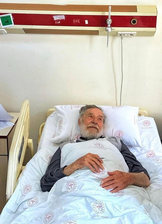 Efsane oyuncudan hayranlarını yıkan haber! Acilen hastaneye kaldırıldı - Resim : 1