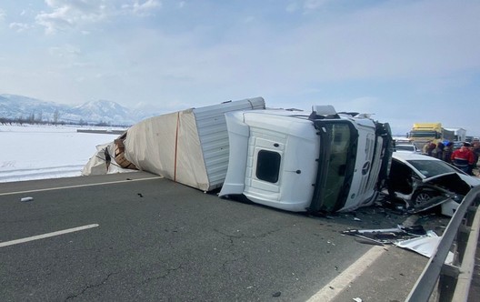 Erzincan’da tır ile otomobil çarpıştı! Tır yan yattı: Çok sayıda yaralı - Resim : 1