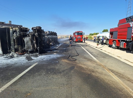 Akaryakıt yüklü tanker alev alev yandı! Korkutan yangın büyüyüp tarlaya sıçradı! Bir evin camı kırıldı! İtfaiye ekipleri müdahale etti! - Resim : 4