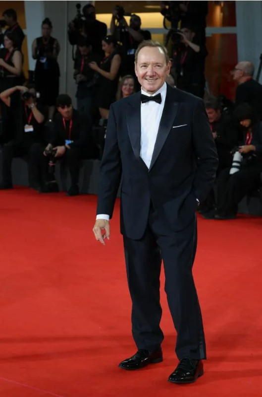 Kevin Spacey, 2026'da hakim karşısına çıkacak! Üç erkeğin cinsel saldırı iddiasıyla yargılanacak - Resim: 7