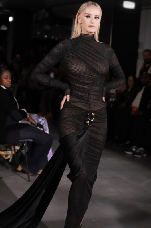 Didem Soydan'dan nefes kesen tercih! Transparan tarzıyla podyumu yaktı geçti! - Resim: 3