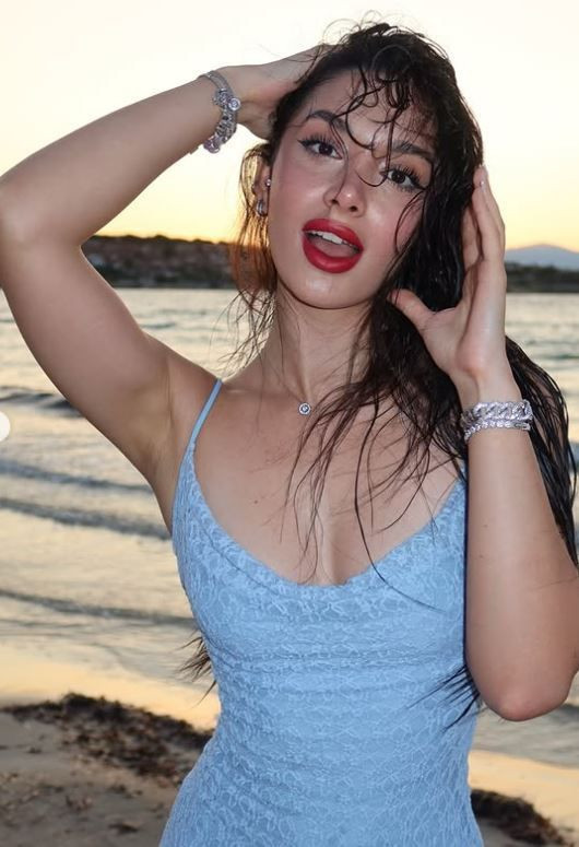 Ünlü oyuncu Merve Cin sosyal medyadan paylaştığı fotoğrafa gömleğinin düğmelerini sonuna kadar açıp öyle poz verdi - Resim: 11