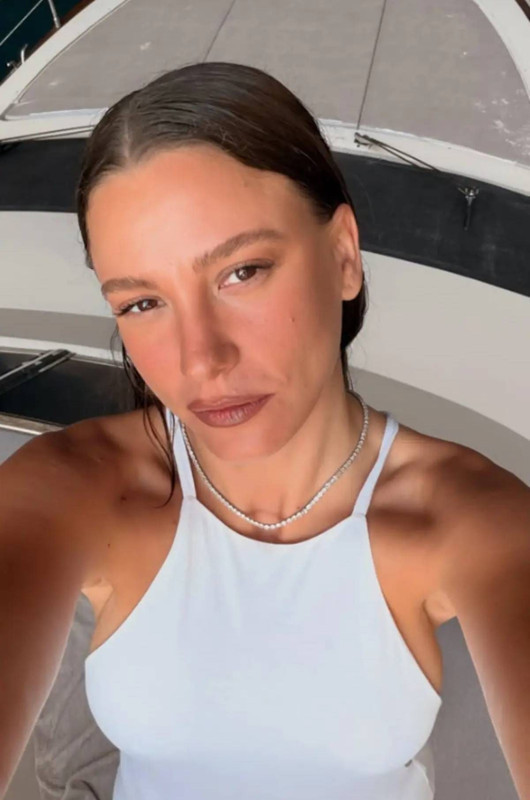 Serenay Sarıkaya’dan lüks teknede tatil pozları: Bikinili kareleri sosyal medyayı salladı - Resim: 2