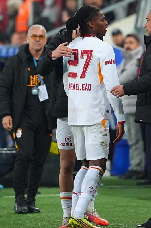 16 dakika sahada kalmıştı! Galatasaray’da Rafael Leao’nun oyundan çıkma nedeni belli oldu - Resim: 3