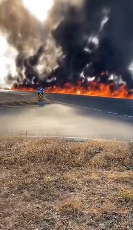 Akaryakıt yüklü tanker alev alev yandı! Korkutan yangın büyüyüp tarlaya sıçradı! Bir evin camı kırıldı! İtfaiye ekipleri müdahale etti! - Resim : 5