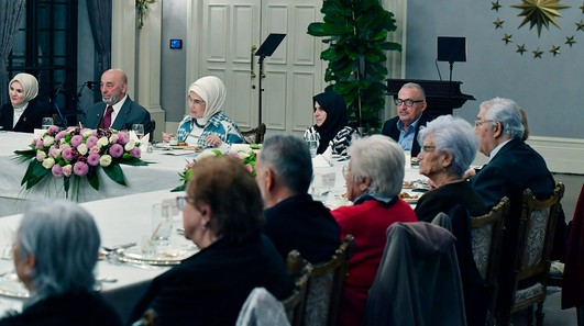 Cumhurbaşkanı Erdoğan'dan eşi Emine Erdoğan'ın yaşlılarla iftarına sürpriz ziyaret - Resim : 1