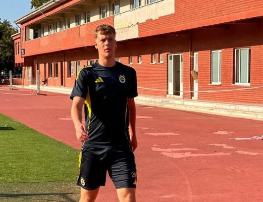 Fenerbahçe, 1,93'lük genç forveti kadrosuna kattı şehirde tepki yükseldi! Müjdat Yetkiner iş başında - Resim : 1