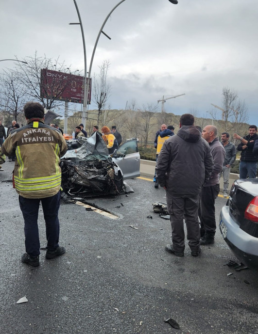 Ankara'da feci kaza! 4 araç birbirine girdi: 1'i ağır, 4 kişi yaralandı - Resim : 3