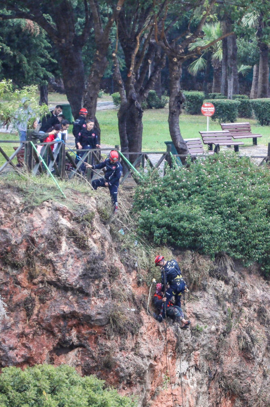 Antalya’da şaşkına çeviren anlar! Falezde mahsur kaldı, kurtarılınca öfke saçtı - Resim: 1