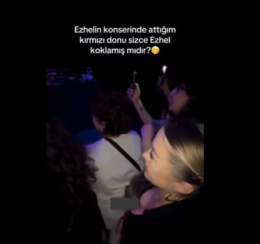 Rapçi Ezhel'in konserine giden genç kız, herkesin içinde kırmızı külodunu çıkarıp sahneye fırlattı. Ezhel'in külodu alıp yaptığı hareket herkesi şaşırttı - Resim: 3