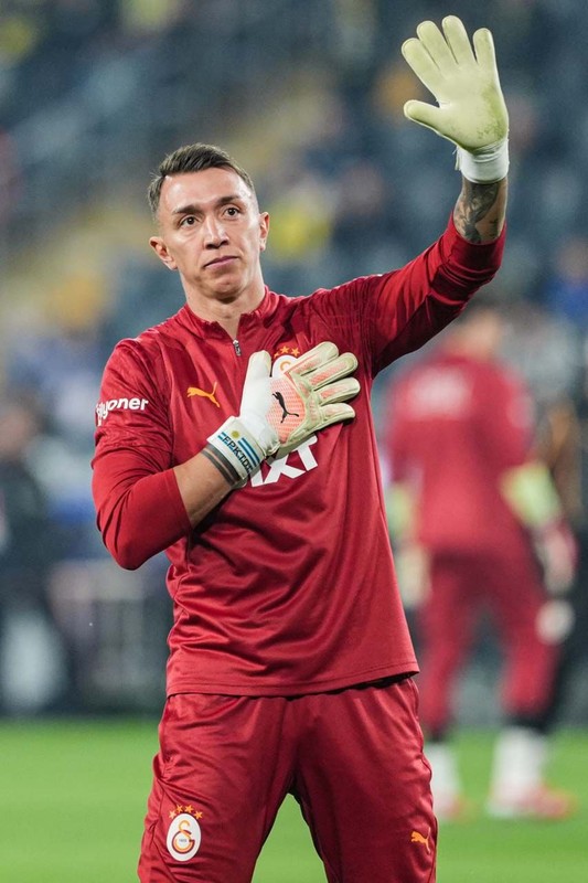 Galatasaray, Muslera’nın yerine transfer etmek istiyordu! 25 milyon euroluk yıldızın istediği maaş şoke etti! Dursun Özbek 2.saniye masadan kalktı - Resim: 3