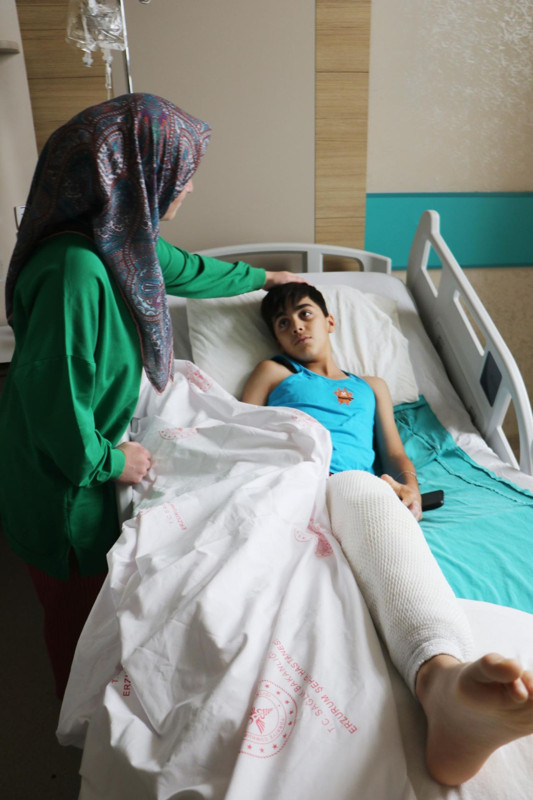 11 yaşındaki çocuk alevler içerisinde kaldı! Kendi ellerini yakarak söndürmeye çalıştı! - Resim: 2
