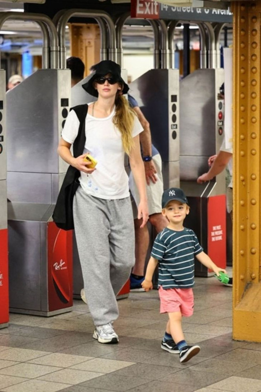 İkinci kez anne olmanın mutluluğunu yaşamıştı! Jennifer Lawrence, bebeğinin cinsiyetini aylar sonra açıkladı - Resim: 2