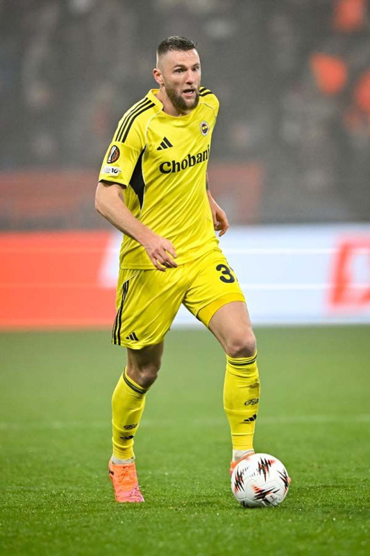 Fenerbahçe'de Viktoria Plzen maçı sonrası ortalık karıştı! Taraftar o futbolcuyu takımda istemiyor - Resim: 2