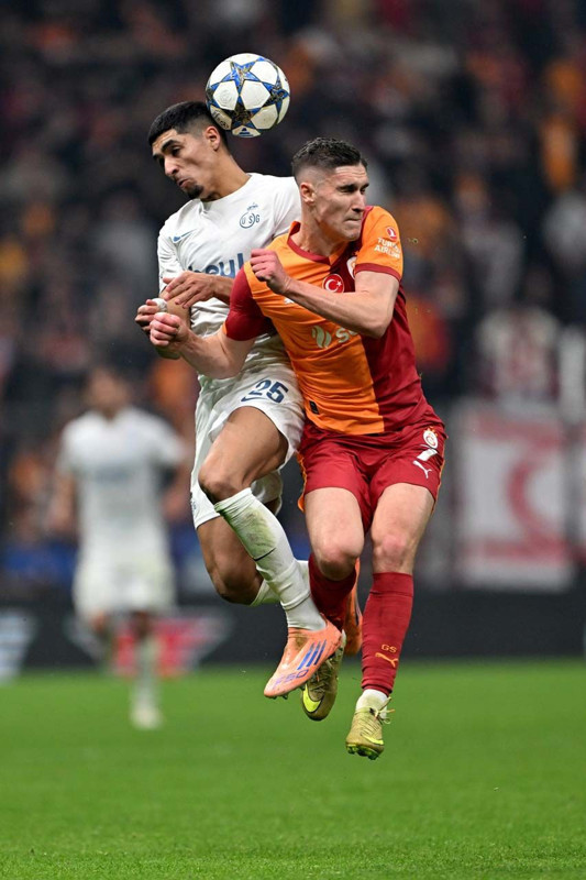 Galatasaray seferber oldu! Osimhen, Fenebahçe derbisinde oynayacak mı? Son durumu ortaya çıktı - Resim: 1