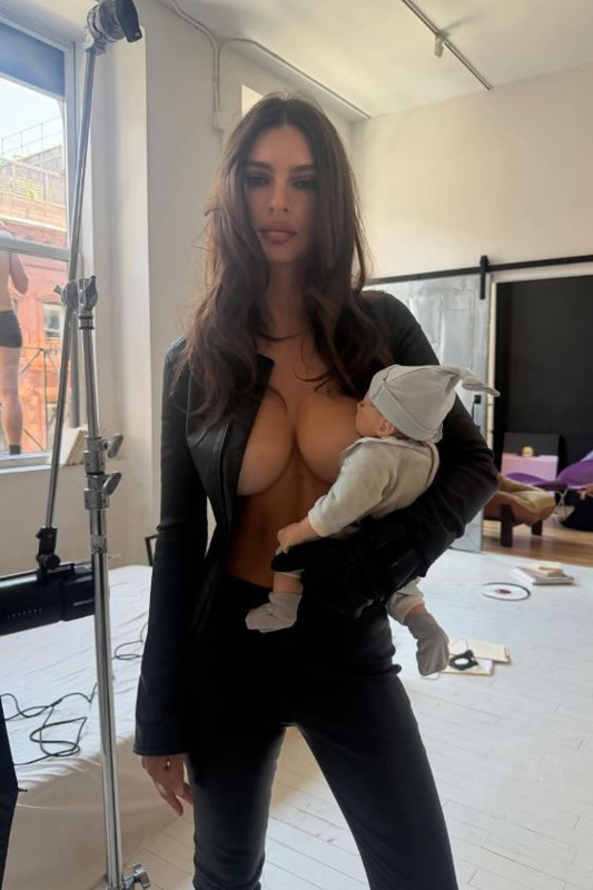 Süper model Emily Ratajkowski'den iddialı tatil paylaşımı: Bikinili pozları sınırları zorladı - Resim: 5
