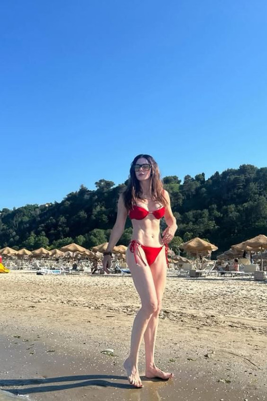 Defne Samyeli'den yürek hoplatan tatil paylaşımı! Kırmızı renk bikinisiyle pozlar verdi: Kim der ki 53 yaşında! - Resim: 3