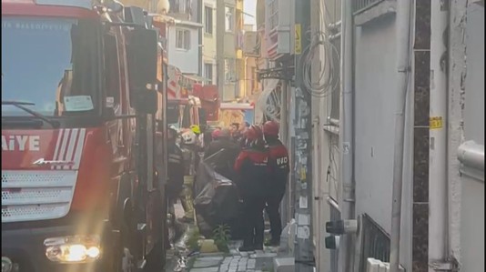 Şişli'de korku dolu anlar! 2 katlı binada çökme: Çok sayıda ekip sevk edildi - Resim : 2
