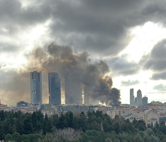 Şişli'de korkutan yangın! Alevler gökyüzüne yükseldi! İşçiler mahsur kaldı - Resim : 1