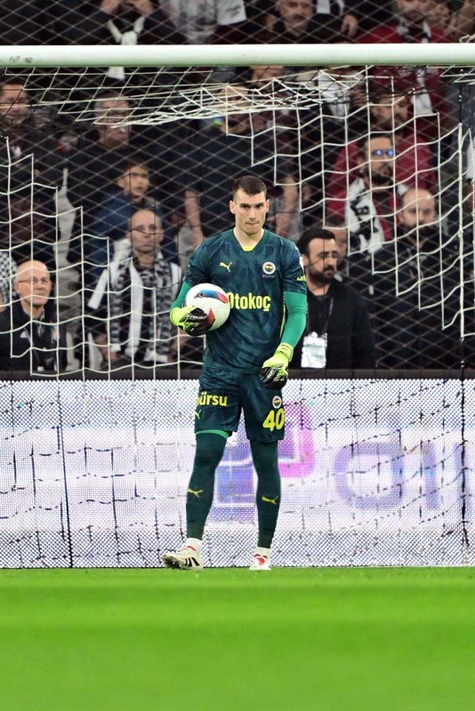 Fenerbahçe’de şaşkına çeviren ayrılık kararı! Yıldız futbolcu teklifleri değerlendiriyor! Ali Koç, 10 milyon euroya transferine izin verecek - Resim: 8
