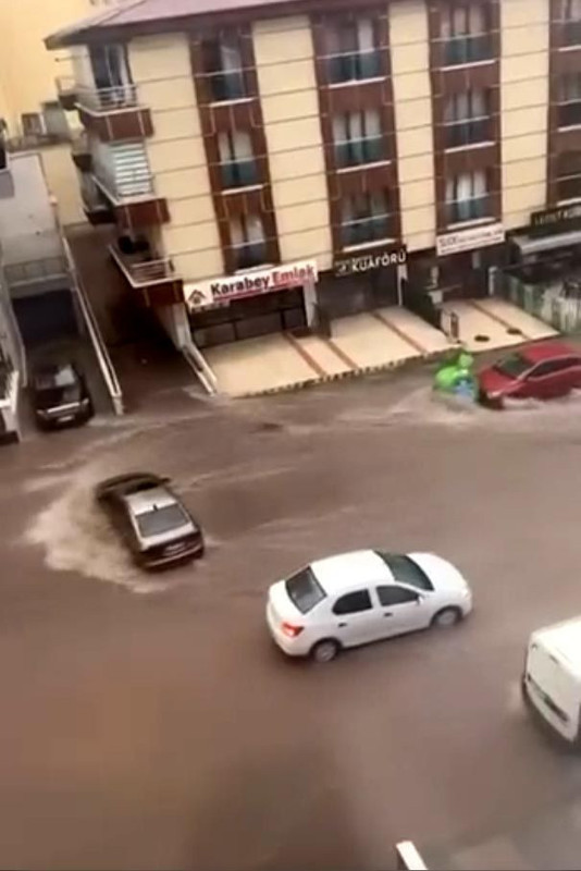 Ankara'da sel felaketi! Yol çöktü, araç çukura düştü - Resim: 5
