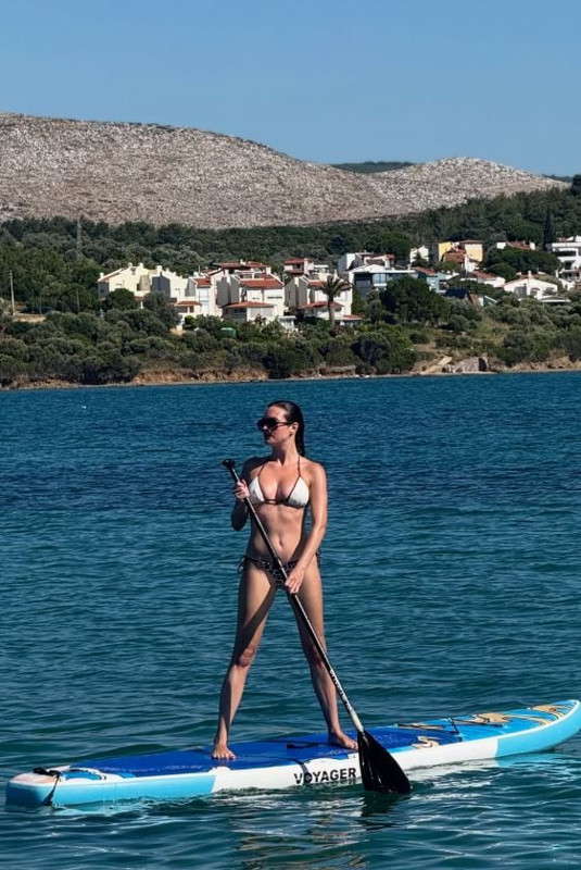 Melis Sezen'den nefes kesen tatil paylaşımı! Bikinili pozlarıyla sosyal medyayı kasıp kavurdu - Resim: 2