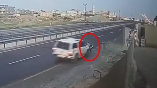 ‘Dur’ ihtarına uymadı! Yola kapan atan polise çarptı: O feci anlar kamerada - Resim : 1