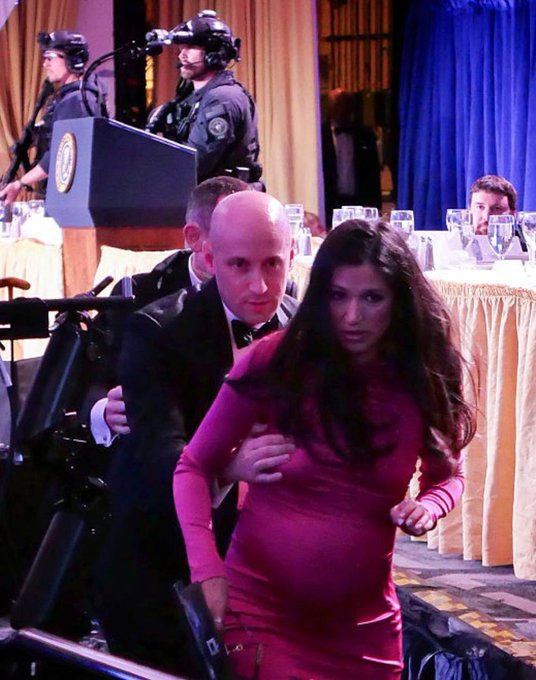 ABD’deki saldırıda çok konuşulan kare! İç güvenlik danışmanı Miller hamile eşini kalkan yaptı - Resim : 1