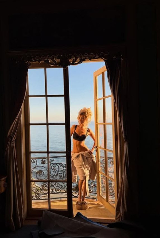 Lyme hastalığıyla mücadele eden Bella Hadid'den nefes kesen pozlar! Karın kaslarını sergiledi - Resim: 3