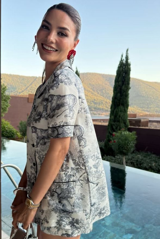 Hazal Filiz Küçükköse'den cesur tatil paylaşımı! Bikinili kareleri sosyal medyaya damga vurdu - Resim: 5