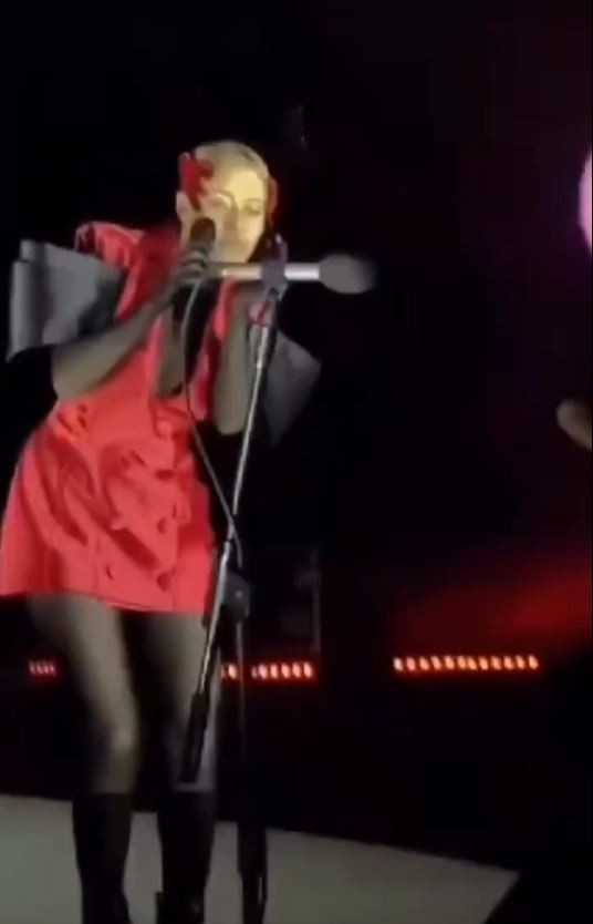 Derya Uluğ'a sahnede saldırı! Neye uğradığını şaşırdı - Resim : 3