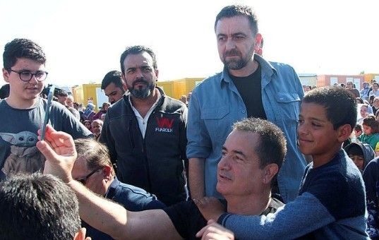 Acun Ilıcalı sevgilisi ile birlikte depremzedeleri ziyaret etti! Çağla Altunkaya'nın samimi kareleri yürekleri ısıttı - Resim: 2