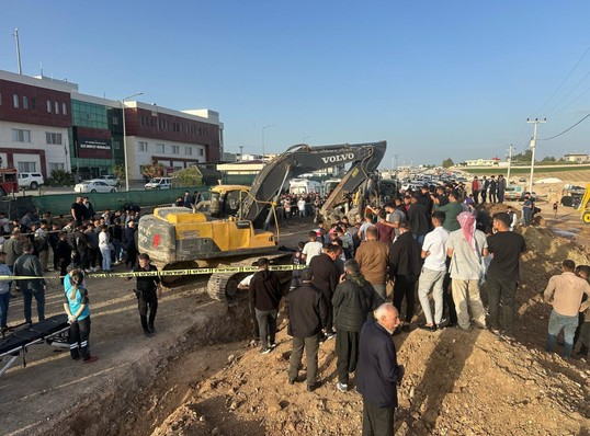 Şanlıurfa Ceylanpınar'da göçük; 4 işçiden 3'ü hayatını kaybetti - Resim : 1
