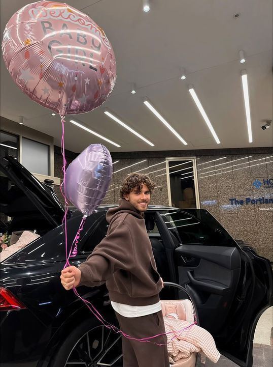 Milli futbolcu Ferdi Kadıoğlu'ndan romantik doğum günü sürprizi! "Bebeğimizi taşıdığın her gün için bir gül" - Resim: 5