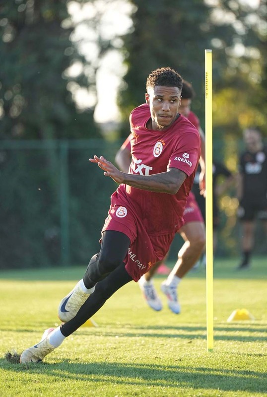Galatasaray transferi için 9 milyon euro ödemişti! Yıldız futbolcu sırra kadem bastı! Ocak ayından beri ortada yok! - Resim: 8