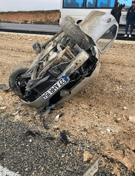 Kağıt gibi ezilen otomobilden sağ çıktı, ilk sorduğu soru yardıma gelen vatandaşları şaşırttı - Resim : 1