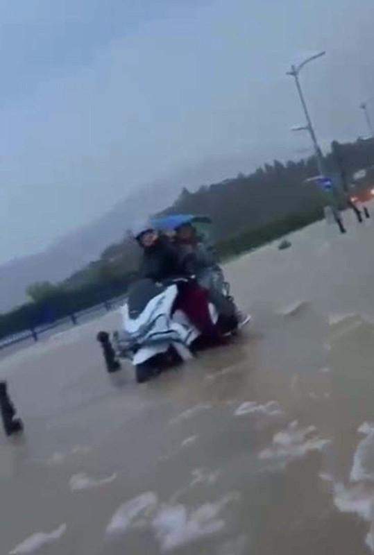 Muğla felaketi yaşıyor! Evler sular altında kaldı, yollar göle döndü: Bir evin ortasına kaya düştü - Resim: 3