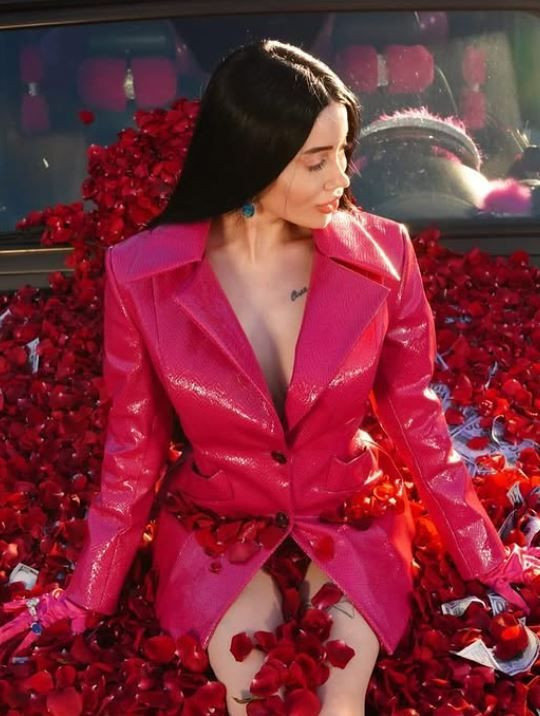 Kısmetse Olur Cansel Ayanoğlu tatil yaptığı yerden derin göğüs dekolteli fotoğraflarını paylaştı. Kısmetse Olur hayranları pür dikkat kesildi - Resim: 13
