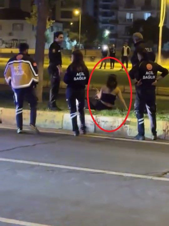 Diyarbakır’da akılalmaz anlar! Alkollü kadın trafiği birbirine kattı: Araçların önüne atlayıp sürücülere saldırdı - Resim: 4