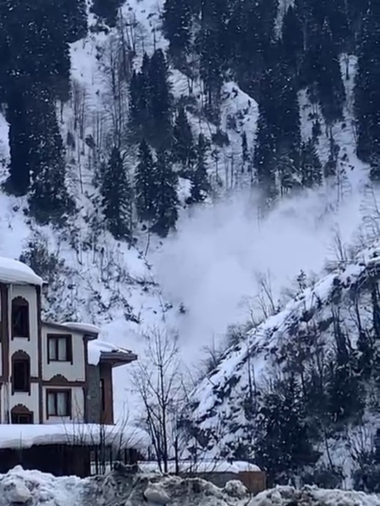 Ayder Yaylası’nda çığ düştü! O anlar kamerada - Resim : 1