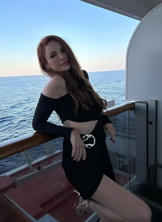 Mine Tugay "Yaz" diyerek yeşil bikinisiyle peş peşe fotoğraflarını paylaştı. Gören hayranları hayran kalıp bir kez daha baktı - Resim: 6
