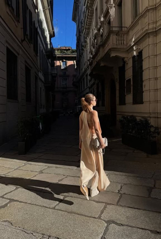 Afra Saraçoğlu'nun Milano pozları ortalığı kasıp kavurdu! İddialı tarzına beğeni yağdı - Resim: 2