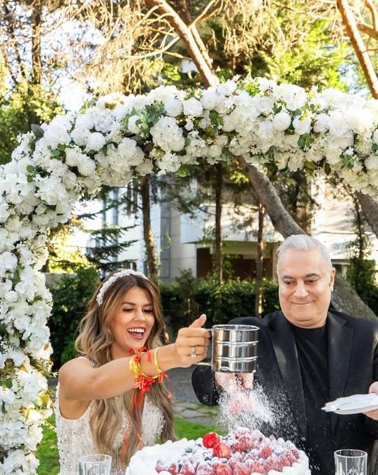 Mehmet Ali Erbil 6'ncı kez nikah masasına oturdu! Kendisinden 42 yaş küçük Gülseren Ceylan ile evlendi! İşte düğünden ilk kareler - Resim: 5